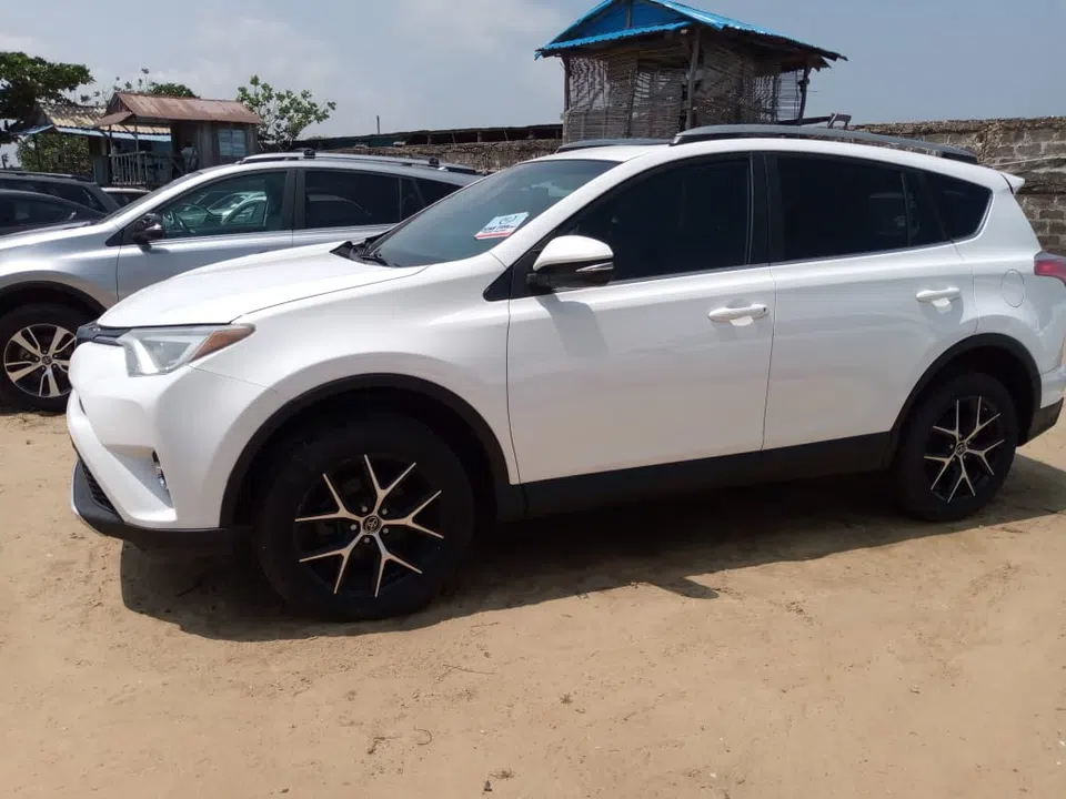 2017 Toyota Rav4 — photo 2