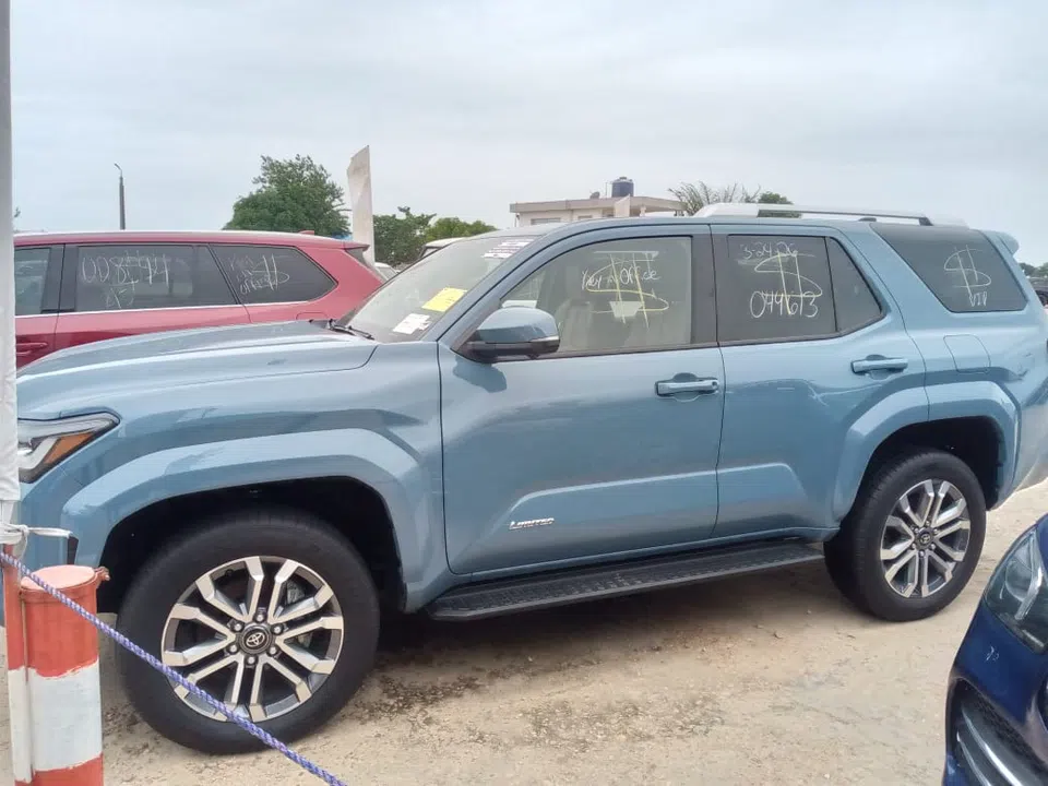 2025 Toyota 4runner — photo 2