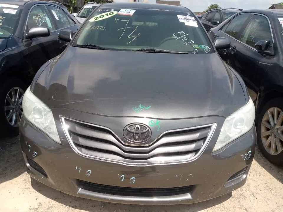 2010 Toyota Camry — photo 2