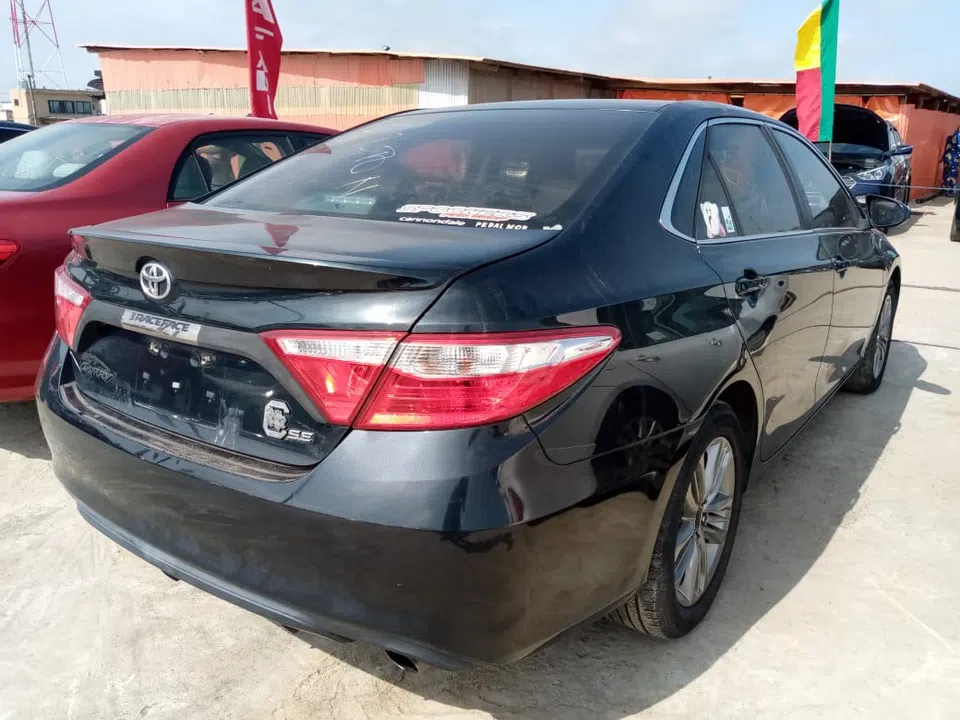 2017 Toyota Camry — photo 3