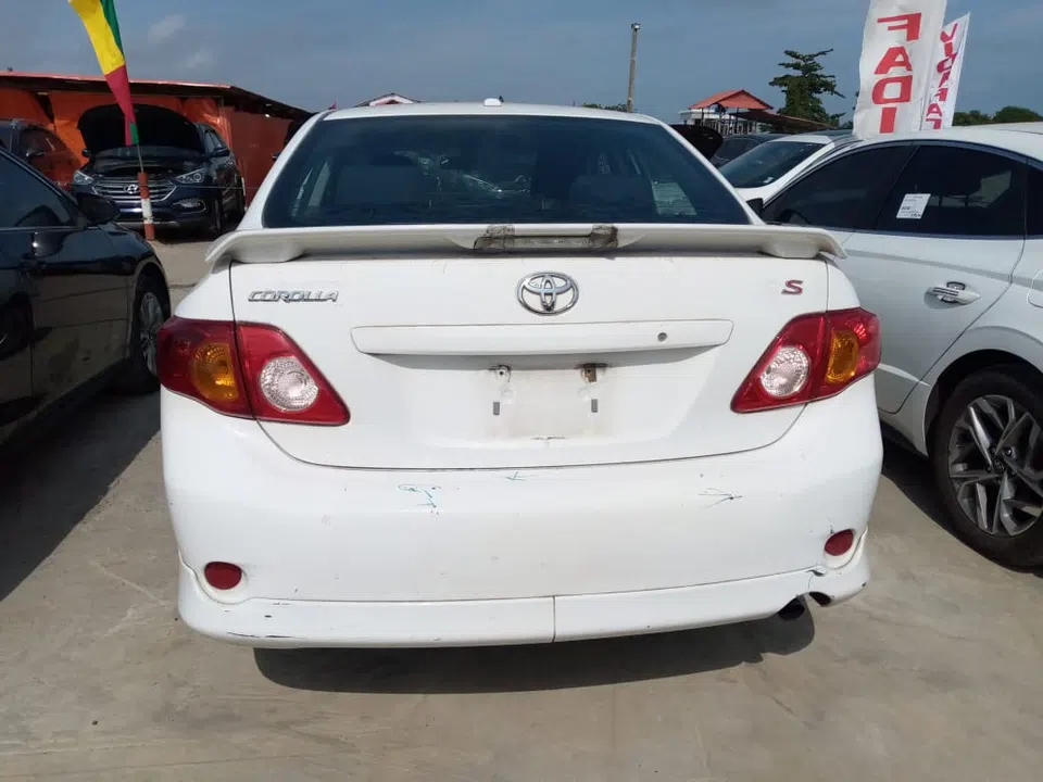 2010 Toyota Corolla — photo 3