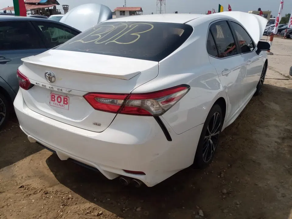 2018 Toyota Camry — photo 3