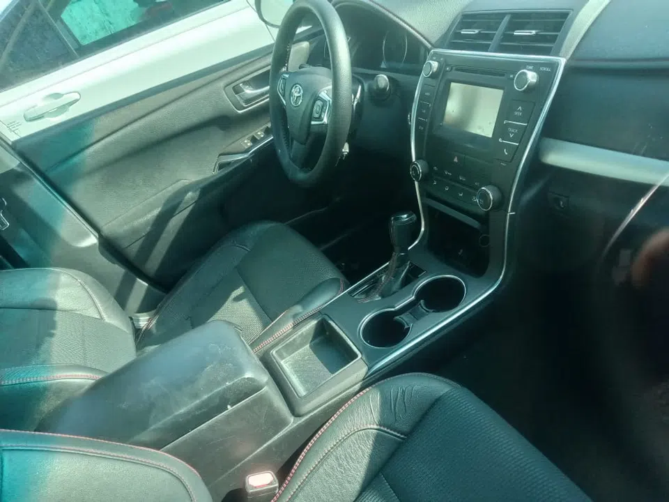 2016 Toyota Camry — photo 2