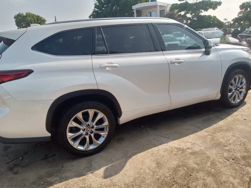 2020 Toyota Highlander — photo 2