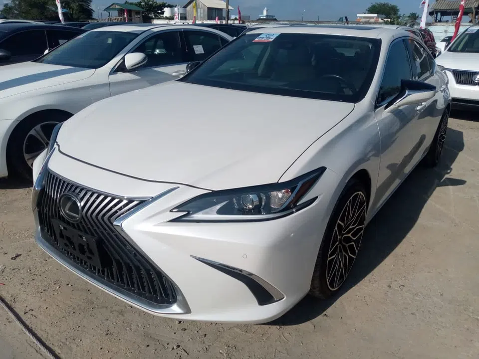 2019 Lexus Es 350 — photo 2