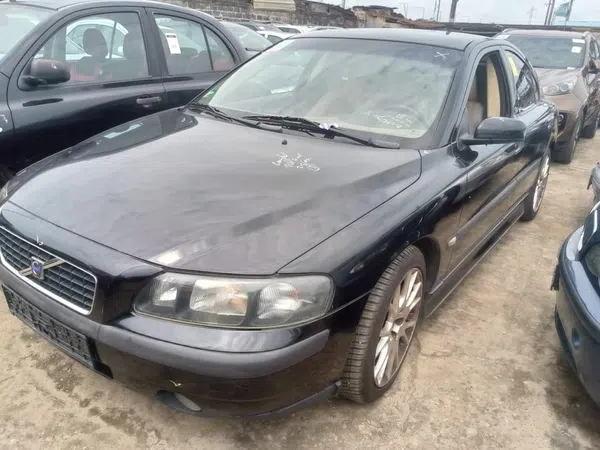 2004 Volvo S60 photos, price and features