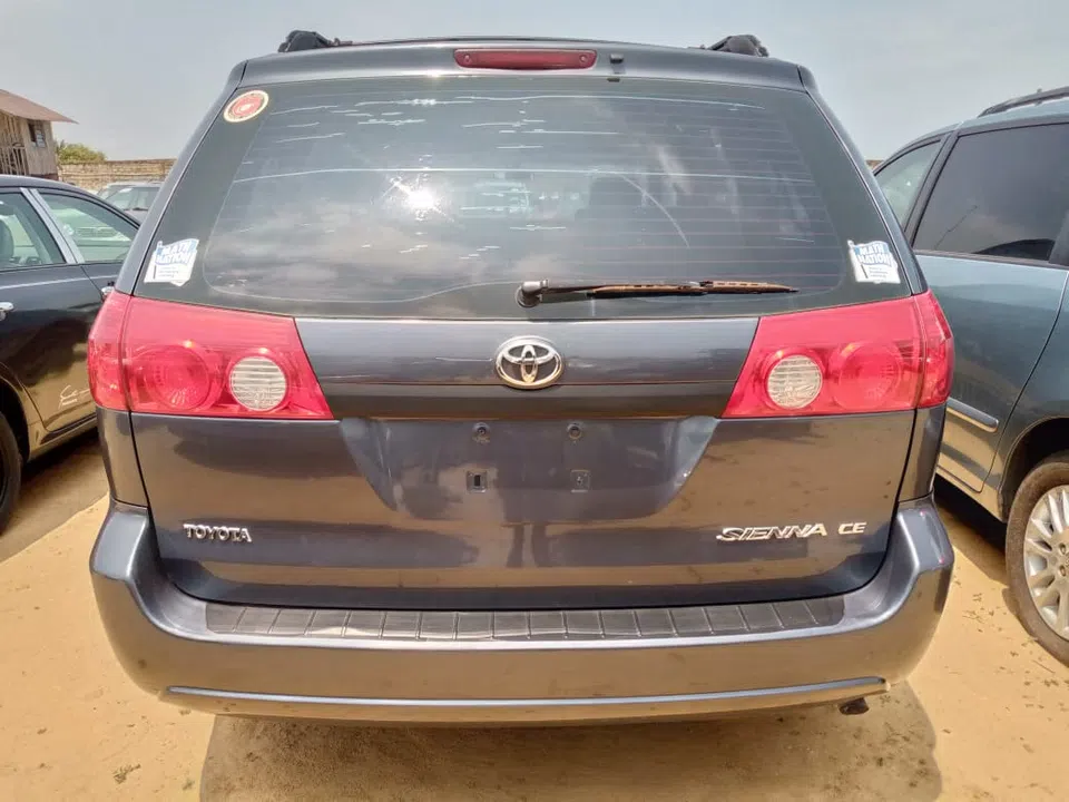 2014 Toyota Sienna — véhicule vendu — photo 3