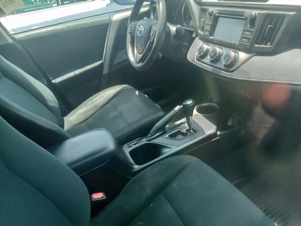 2017 Toyota Rav4 — photo 2