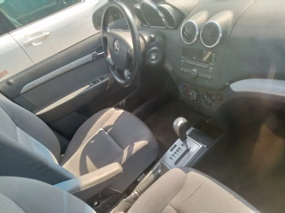 2009 Pontiac G3 — photo 2