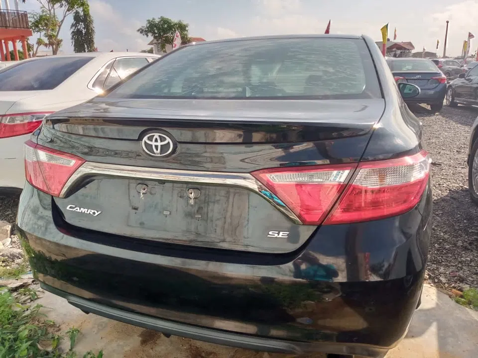 2016 Toyota Camry — photo 3