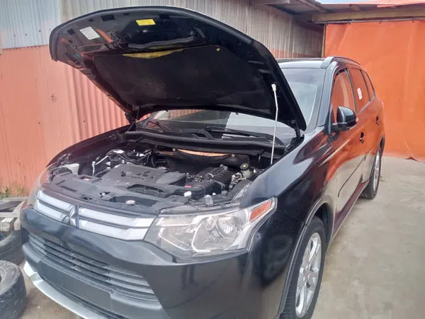 2015 Mitsubishi Outlander photos, price and features