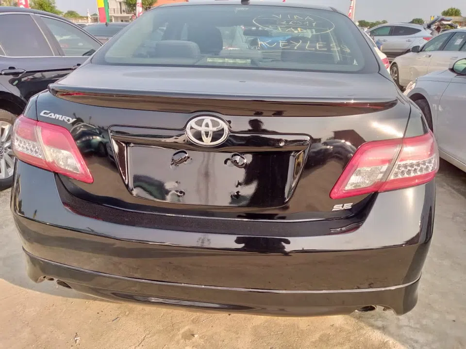 2011 Toyota Camry se — photo 2