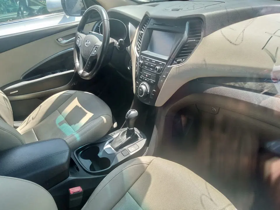 2017 Hyundai Santa Fe — photo 2