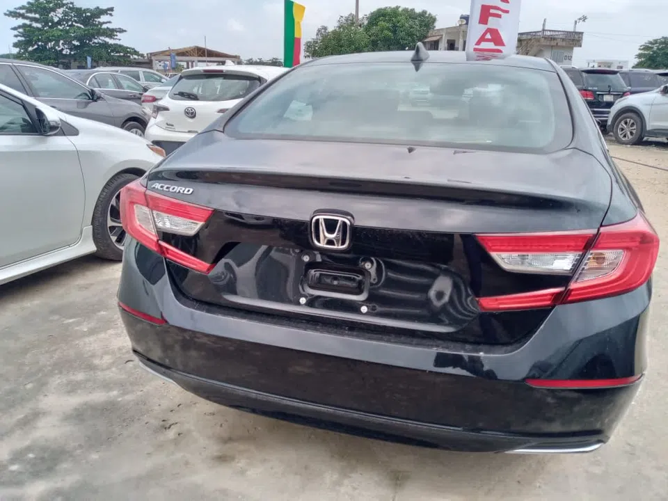2018 Honda Accord — photo 2