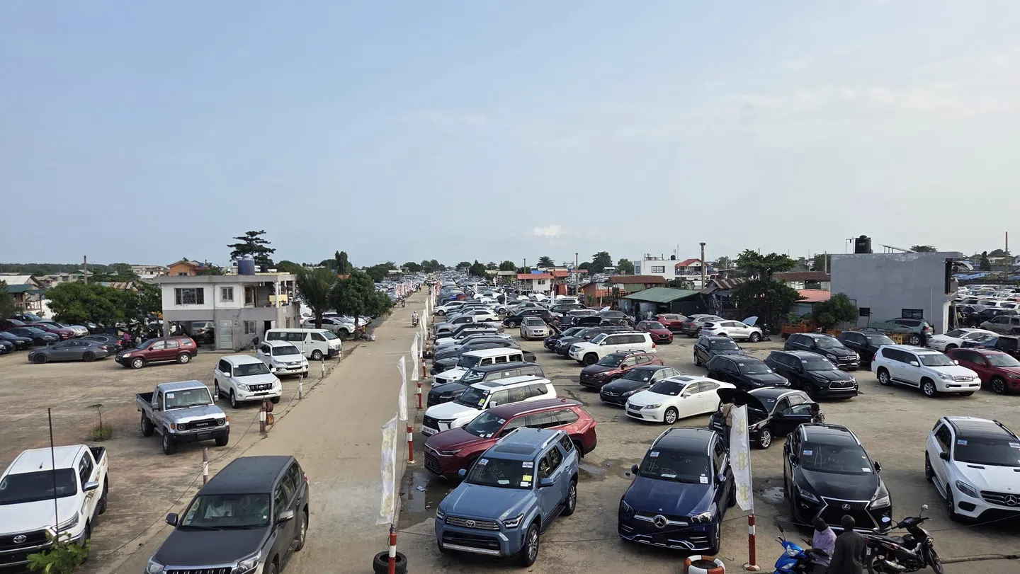 Stock de voitures dans un parc automobile au Bénin