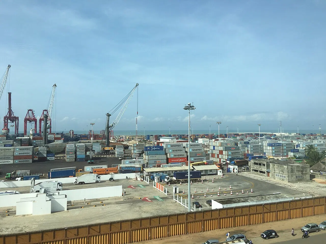 Conteneurs et grues au Port autonome de Cotonou, photographiés en 2018