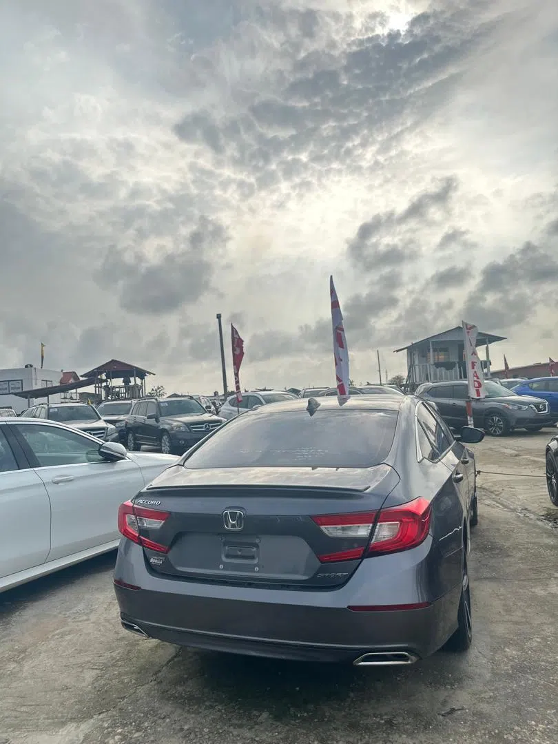 2018 Honda Accord — photo 2