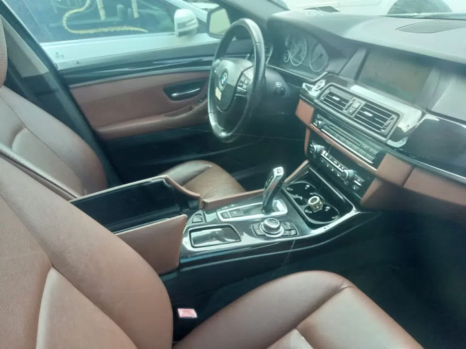 2011 BMW 535i — photo 2