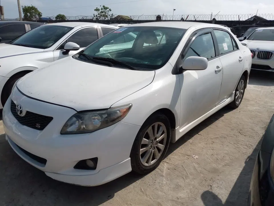 2010 Toyota Corolla — photo 2