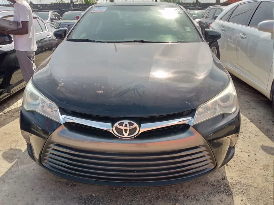 2016 Toyota Camry — photo 2