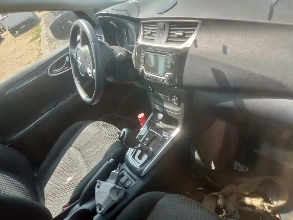 2016 Nissan Sentra — photo 2