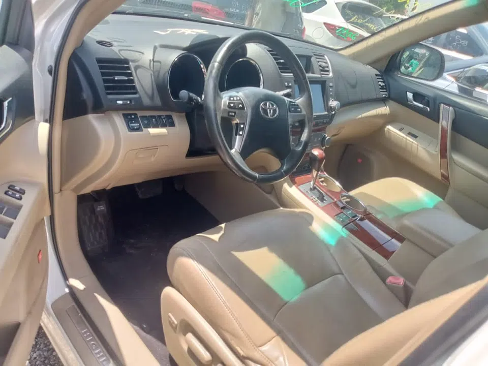 2011 Toyota Highlander — photo 2