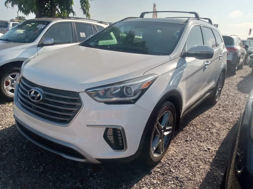 2017 Hyundai Santa Fe — photo 2