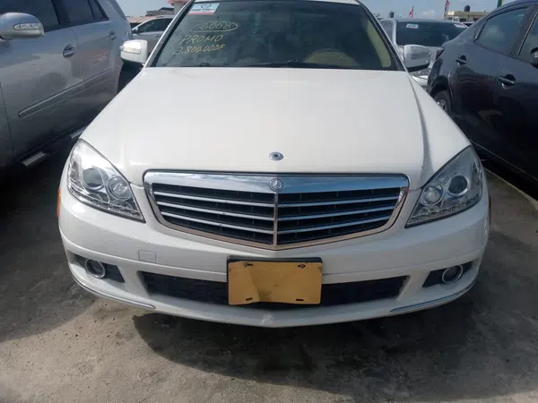 2008 Mercedes-Benz C 300 – photos, prix et caractéristiques