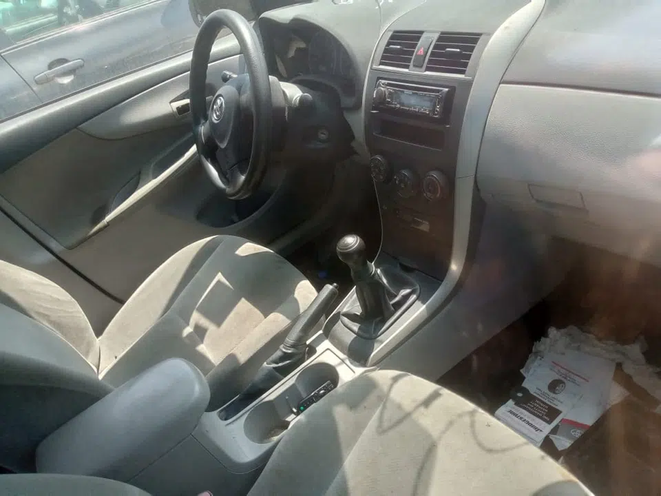 2011 Toyota Corolla — photo 2