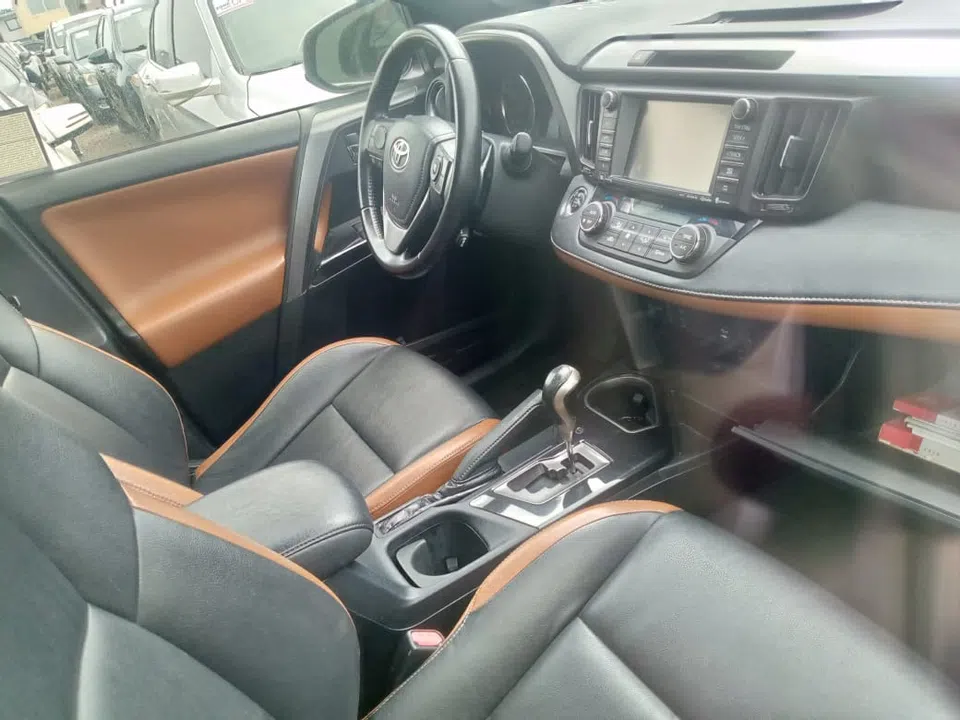 2016 Toyota Rav4 — photo 2