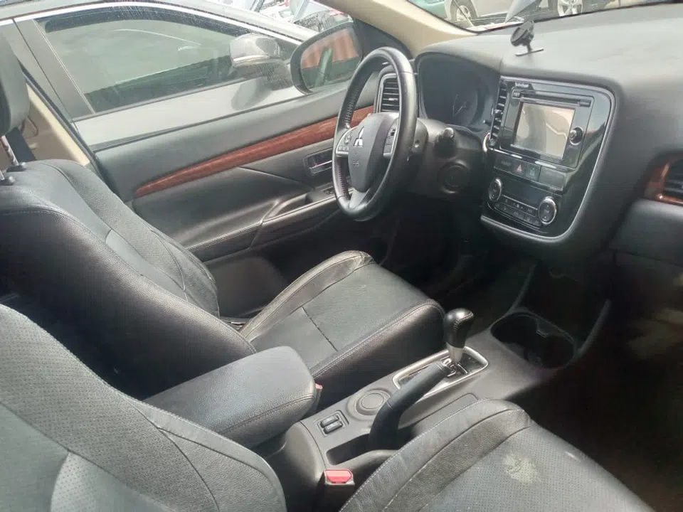 2015 Mitsubishi Outlander — photo 2