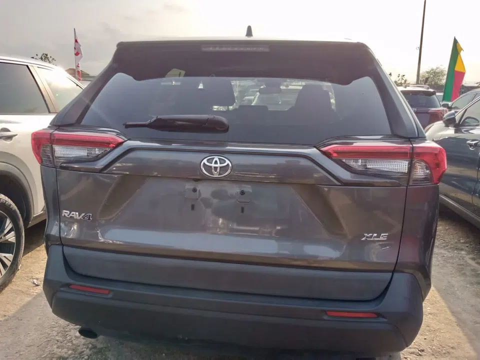 2021 Toyota Rav4 xle — photo 3