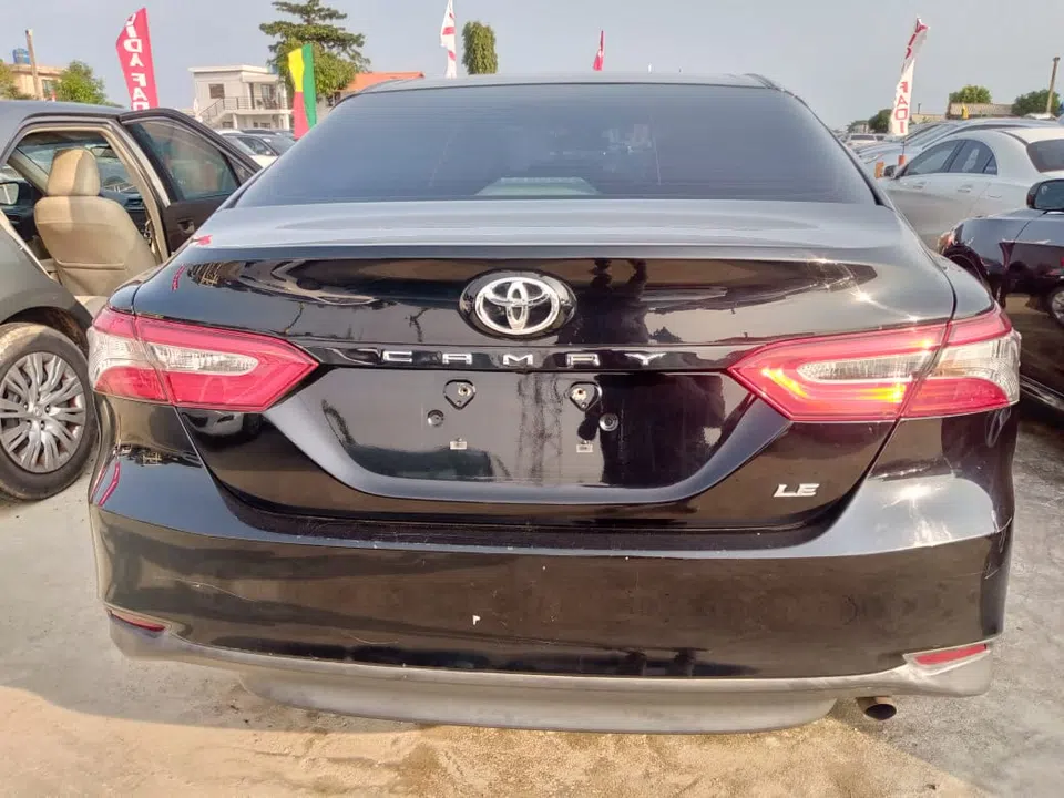 2018 Toyota Camry — véhicule vendu — photo 3