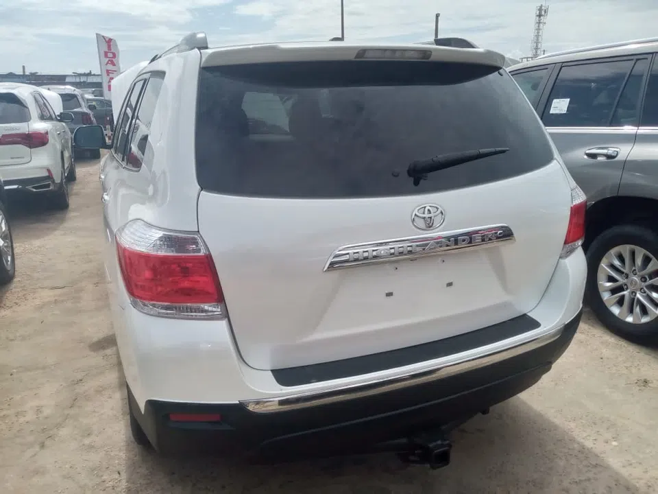 2011 Toyota Highlander — photo 2