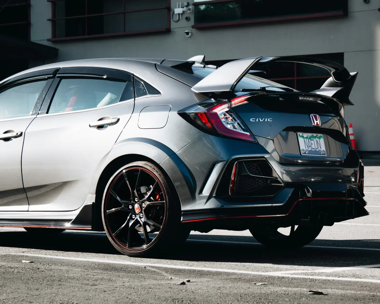Honda Civic Type R grise vue de trois quarts arrière — photo d’illustration
