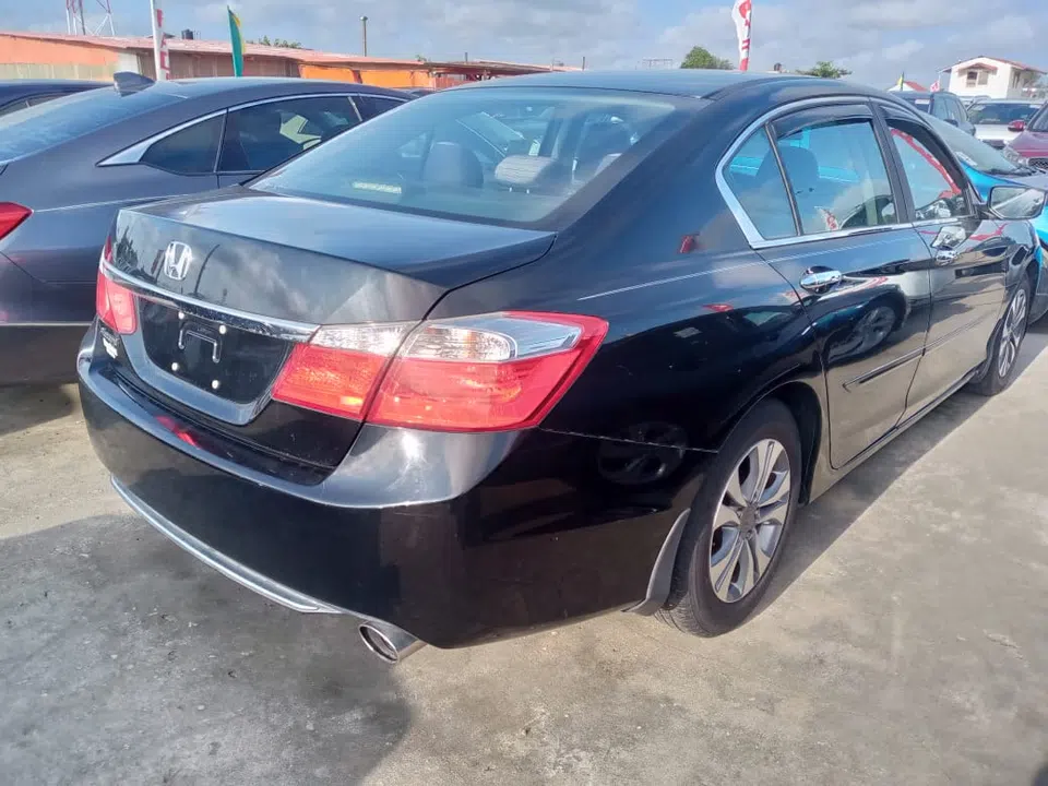 2015 Honda Accord — photo 2