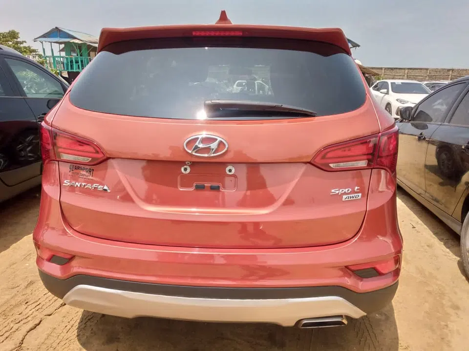 2017 Hyundai Santa Fe — photo 3