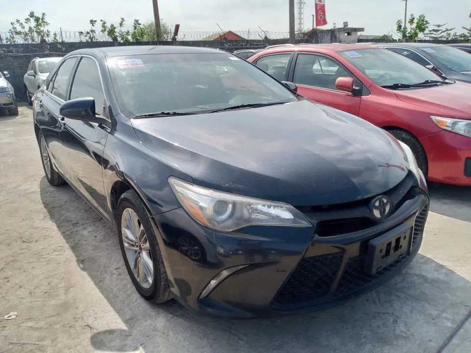 2017 Toyota Camry — photo 2