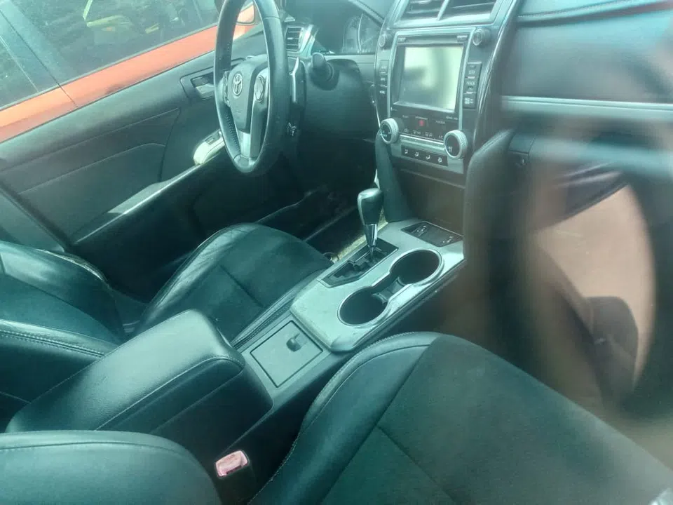 2014 Toyota Camry — véhicule vendu — photo 2