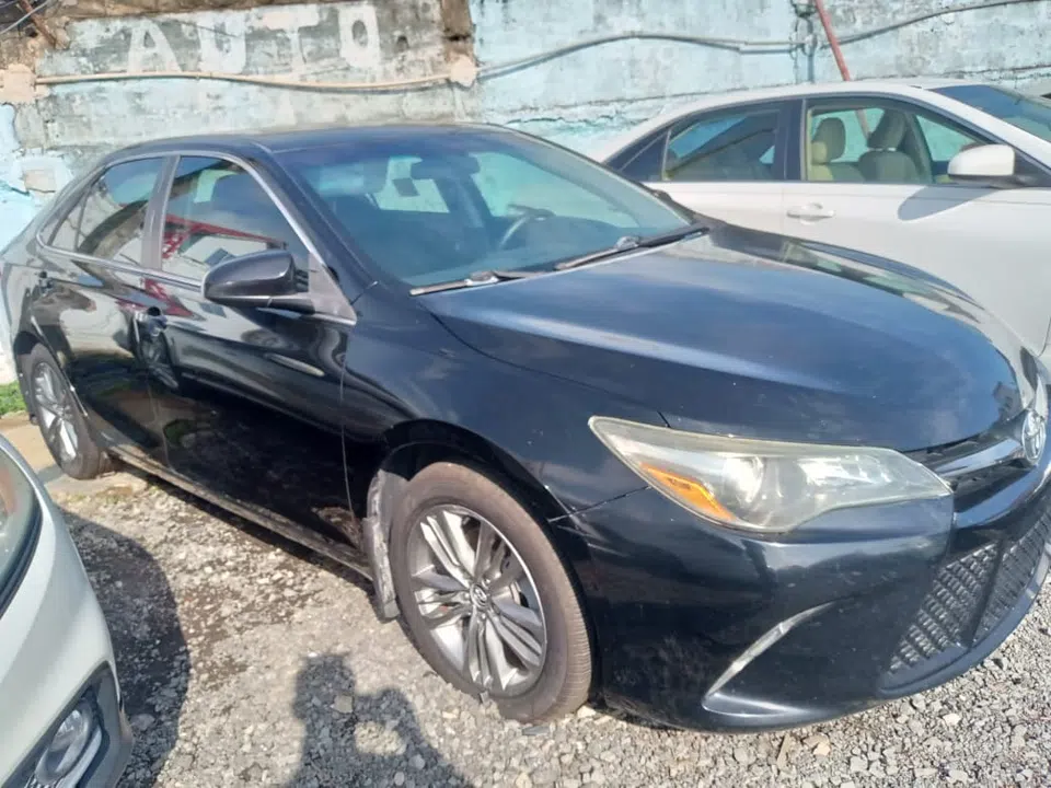 2016 Toyota Camry — photo 1