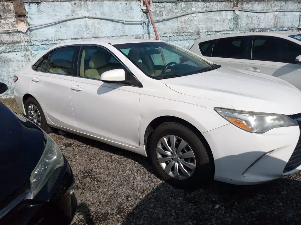 2017 Toyota Camry — photo 1