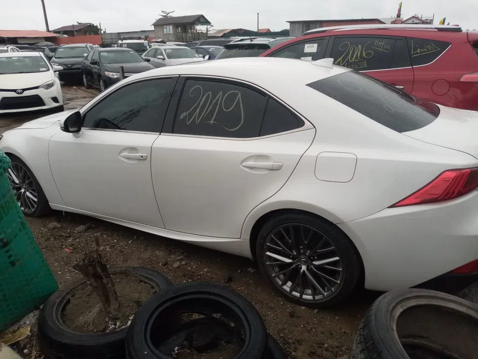 2019 Lexus Is — photo 2