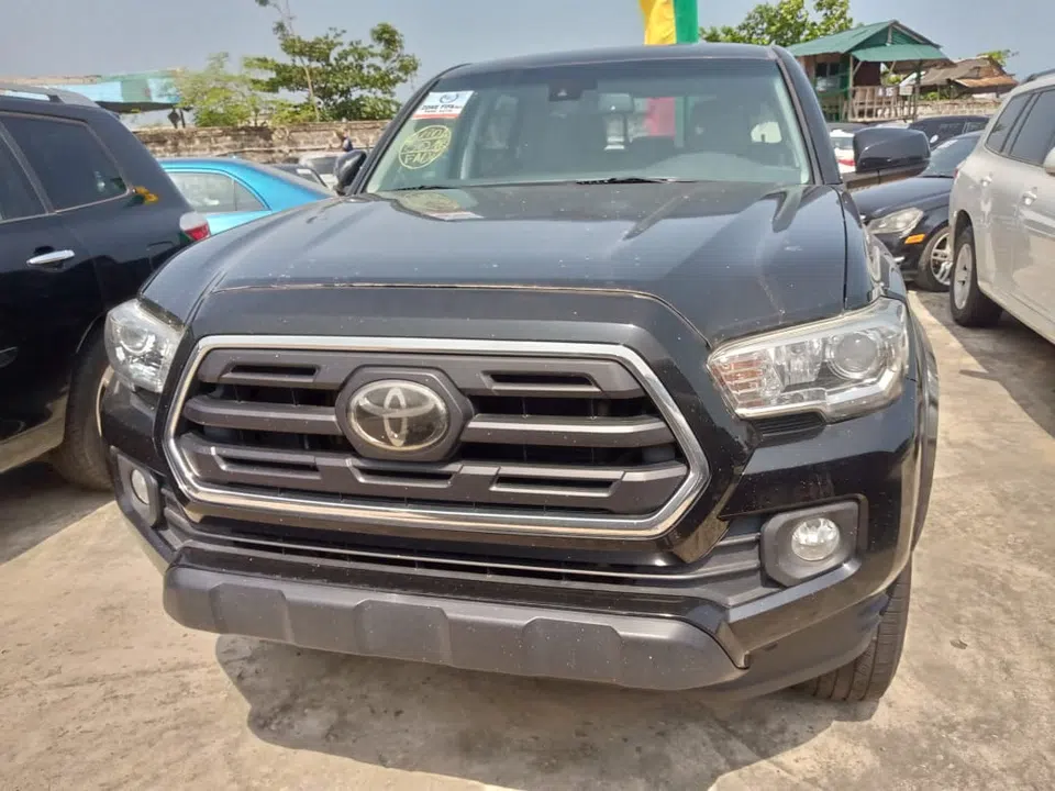 2018 Toyota Tacoma — photo 2