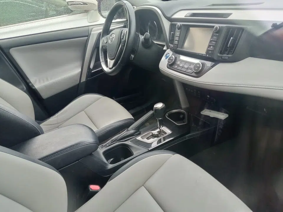 2017 Toyota Rav4 — photo 2