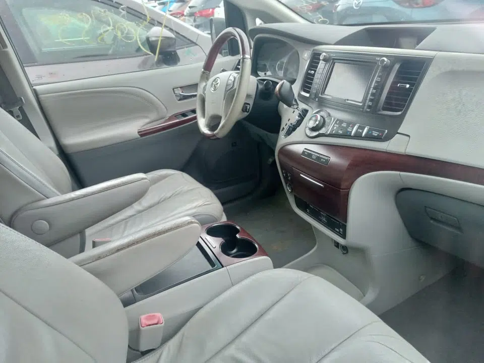 2011 Toyota Sienna — photo 2