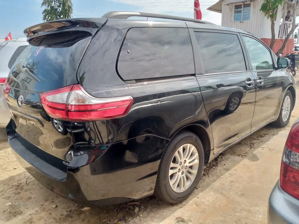 2016 Toyota Sienna — photo 3