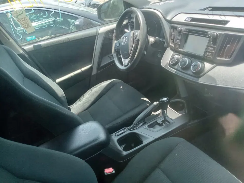 2015 Toyota Rav4 — photo 2