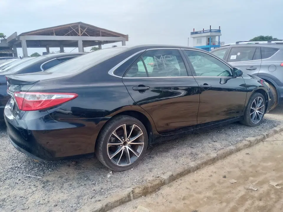 2015 Toyota Camry — photo 3