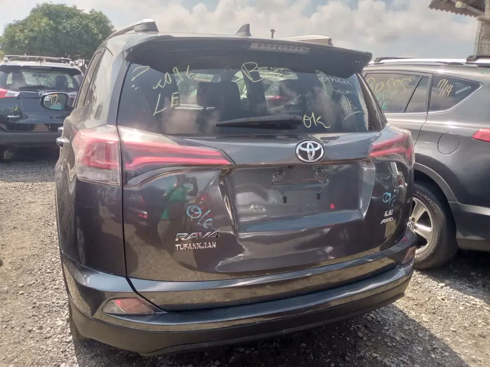 2016 Toyota Rav4 — photo 2