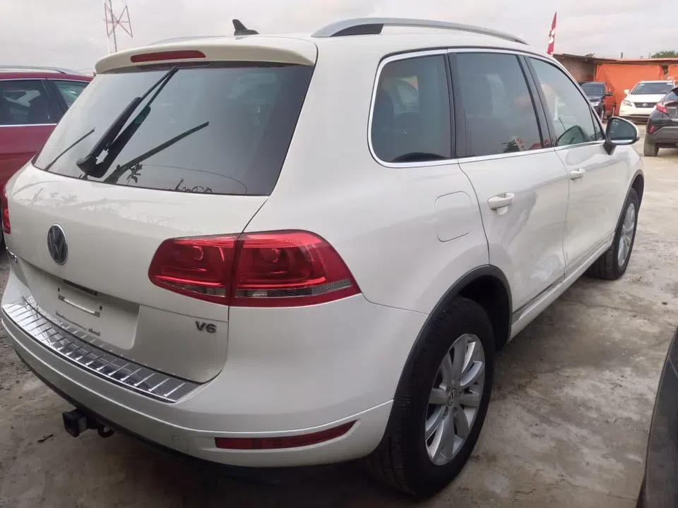 2011 Volkswagen Touareg — photo 2
